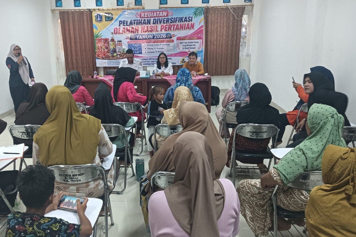 Peserta pelatihan diversifikasi olahan hasil pertanian mengikuti praktik pembuatan produk pangan di Kepulauan Seribu.
