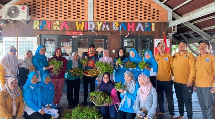 Kader PKK, Dasawisma, dan jajaran kelurahan menunjukkan hasil panen RPTRA Widya Bahari.