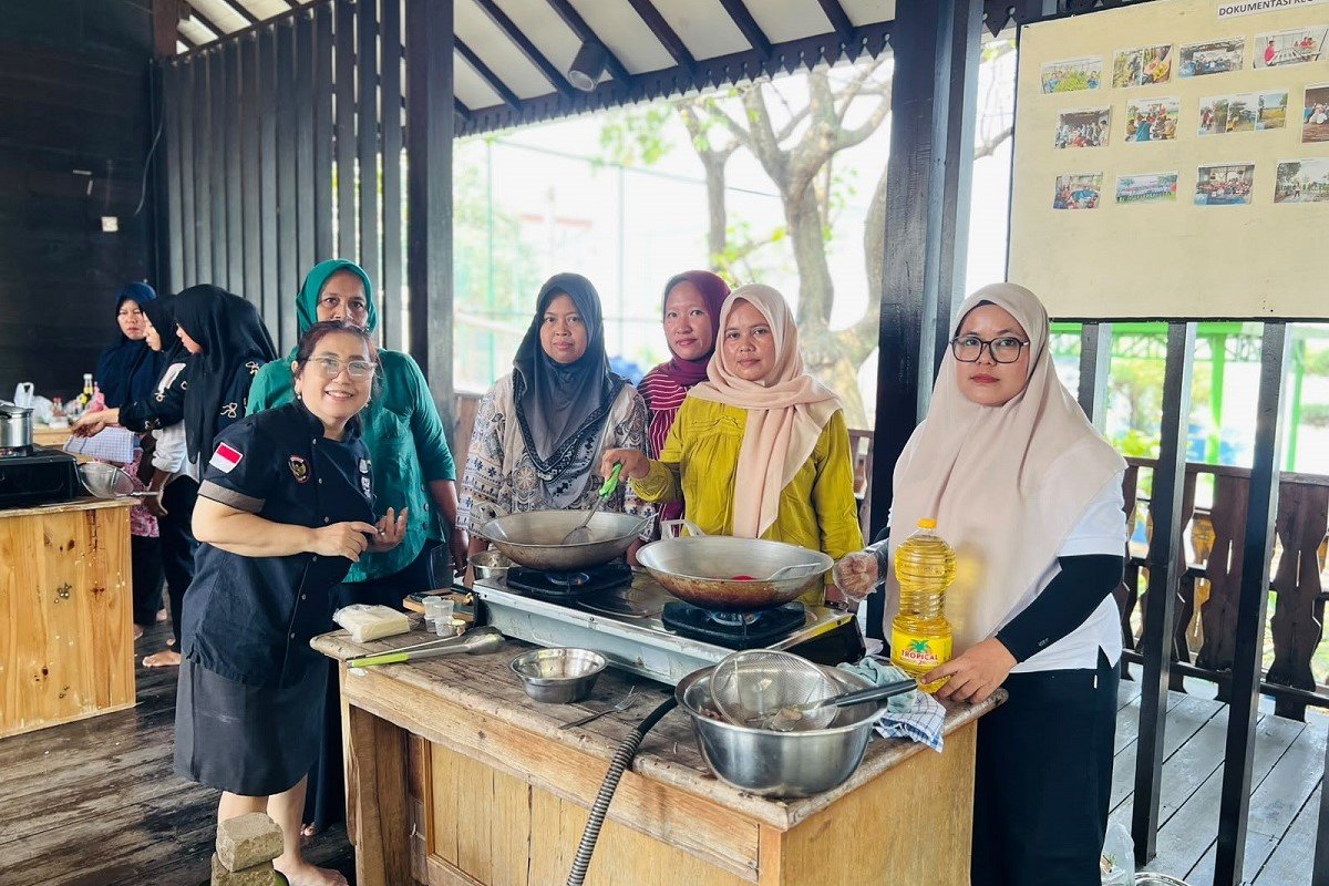 Peserta pelatihan kuliner mempraktikkan pengolahan makanan di RPTRA Amsterdam Pulau Untung Jawa.