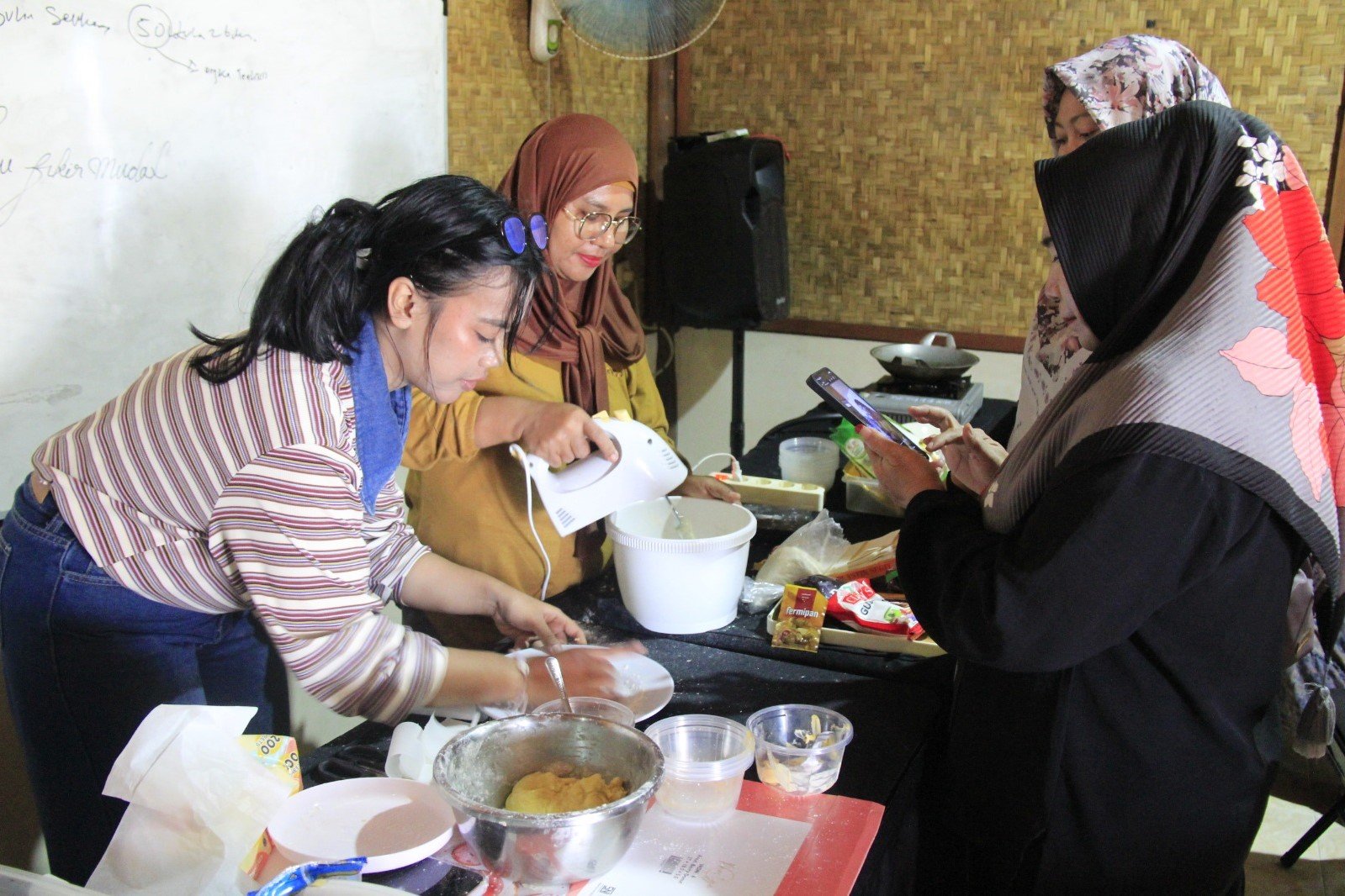 Pelaku UMKM mengikuti pelatihan pembuatan donat bomboloni di Rumah BUMN Kepulauan Seribu, Pulau Pramuka.