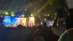 Warga memadati Plaza Kabupaten di Pulau Pramuka untuk menyaksikan Malam Final Abang None Kepulauan Seribu 2026.