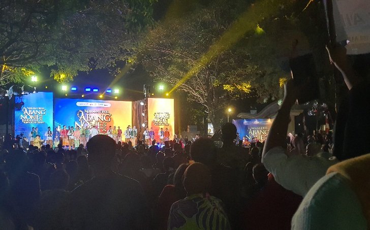 Warga memadati Plaza Kabupaten di Pulau Pramuka untuk menyaksikan Malam Final Abang None Kepulauan Seribu 2026.