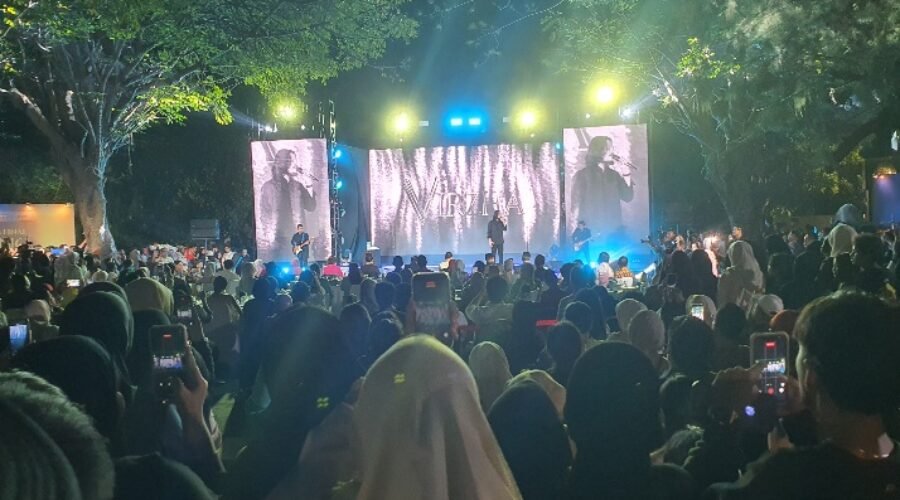 Ribuan penonton bernyanyi bersama saat konser Virzha di Malam Abang None Kepulauan Seribu.
