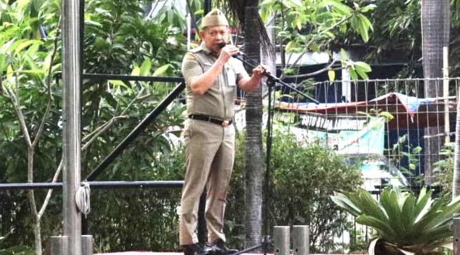 Bupati Kepulauan Seribu Muhammad Fadjar Churniawan memimpin Apel Pagi Pegawai di Gedung Mitra Praja.