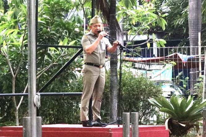 Bupati Kepulauan Seribu Muhammad Fadjar Churniawan memimpin Apel Pagi Pegawai di Gedung Mitra Praja.