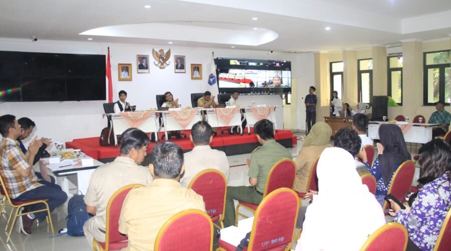 Tim Kementerian Lingkungan Hidup RI melakukan verifikasi Program Kampung Iklim di RW 05 Kelurahan Pulau Panggang.