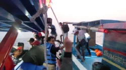 Penumpang KM Sumber Rezeki dipindahkan ke Rescue Boat saat proses evakuasi di perairan Pulau Lancang.