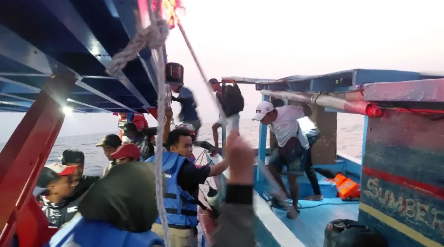 Penumpang KM Sumber Rezeki dipindahkan ke Rescue Boat saat proses evakuasi di perairan Pulau Lancang.