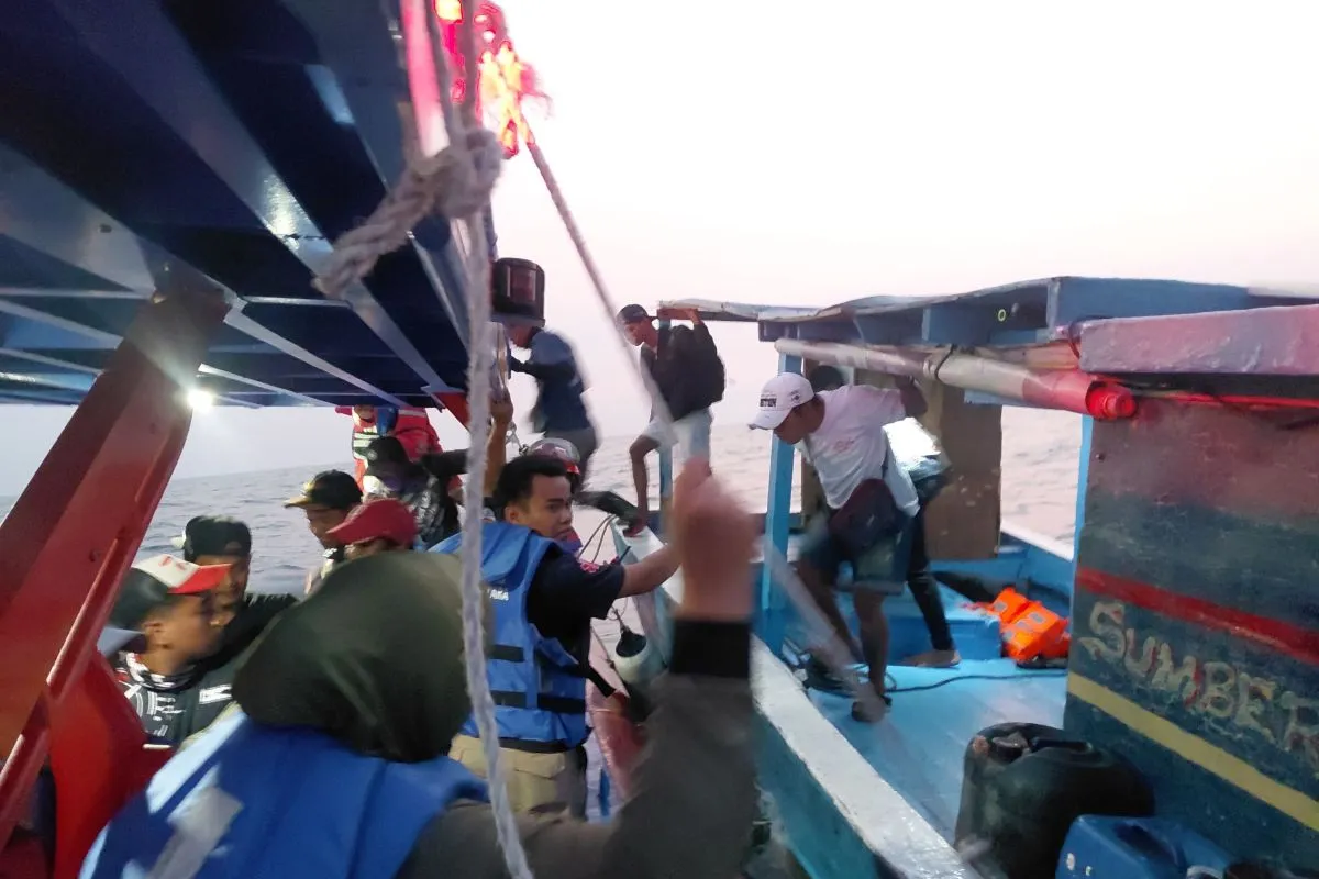 Penumpang KM Sumber Rezeki dipindahkan ke Rescue Boat saat proses evakuasi di perairan Pulau Lancang.