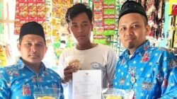 Penyuluh Agama Islam KUA Kecamatan Kepulauan Seribu Selatan, Irvan Dady (kanan) dan Kurnain (kiri) menyerahkan Sertifikat Halal kepada pelaku UMKM UGI RAHAYU di Pari, Kepulauan Seribu Selatan, Rabu (8/7/2026). Sertifikat halal diterbitkan BPJPH sebagai upaya meningkatkan daya saing produk lokal. Foto: Humas Kemenag Kepulauan Seribu.