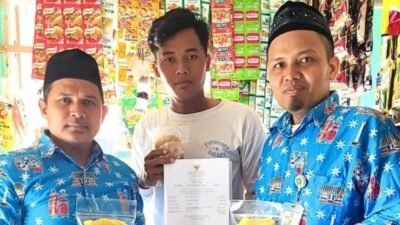 Penyuluh Agama Islam KUA Kecamatan Kepulauan Seribu Selatan, Irvan Dady (kanan) dan Kurnain (kiri) menyerahkan Sertifikat Halal kepada pelaku UMKM UGI RAHAYU di Pari, Kepulauan Seribu Selatan, Rabu (8/7/2026). Sertifikat halal diterbitkan BPJPH sebagai upaya meningkatkan daya saing produk lokal. Foto: Humas Kemenag Kepulauan Seribu.