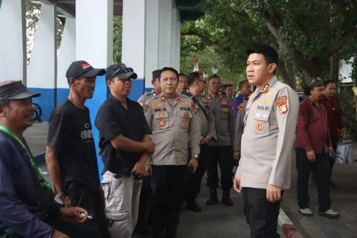Kapolres Kepulauan Seribu berdialog dengan warga Pulau Tidung dalam kegiatan Jumat Curhat untuk memperkuat pencegahan premanisme dan menjaga keamanan lingkungan.