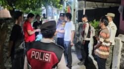 Aparat Polsek Kepulauan Seribu Utara berdialog dengan warga saat patroli malam guna menjaga kamtibmas lingkungan tetap kondusif. (Foto: Polsek Kepulauan Seribu Utara)