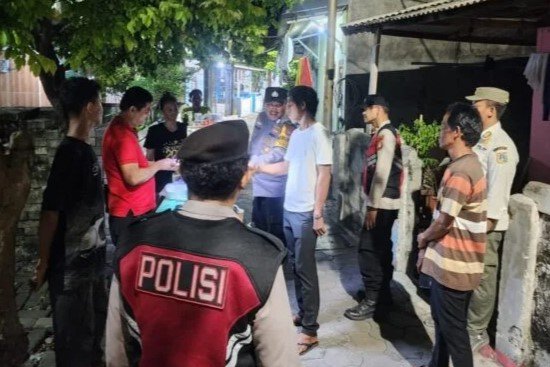Aparat Polsek Kepulauan Seribu Utara berdialog dengan warga saat patroli malam guna menjaga kamtibmas lingkungan tetap kondusif. (Foto: Polsek Kepulauan Seribu Utara)