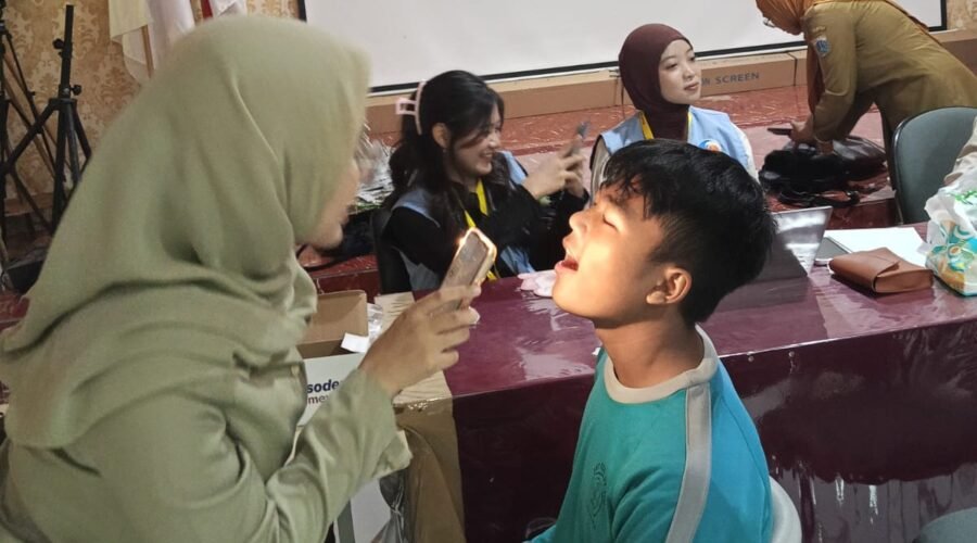 Tenaga kesehatan memeriksa kesehatan tenggorokan siswa baru SMAN 69 Jakarta saat cek kesehatan selama MPLS.