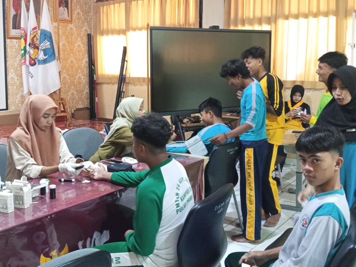 Tenaga kesehatan memeriksa kondisi kesehatan siswa baru SMAN 69 Jakarta saat kegiatan MPLS di Aula SMAN 69 Jakarta.