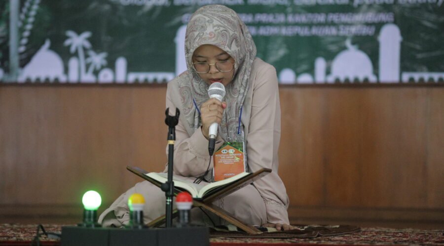 Hawrah, peserta asal Pulau Tidung, tampil pada cabang Tilawah MTQ Piala Gubernur 2026 tingkat Kabupaten Kepulauan Seribu di Gedung Mitra Praja.