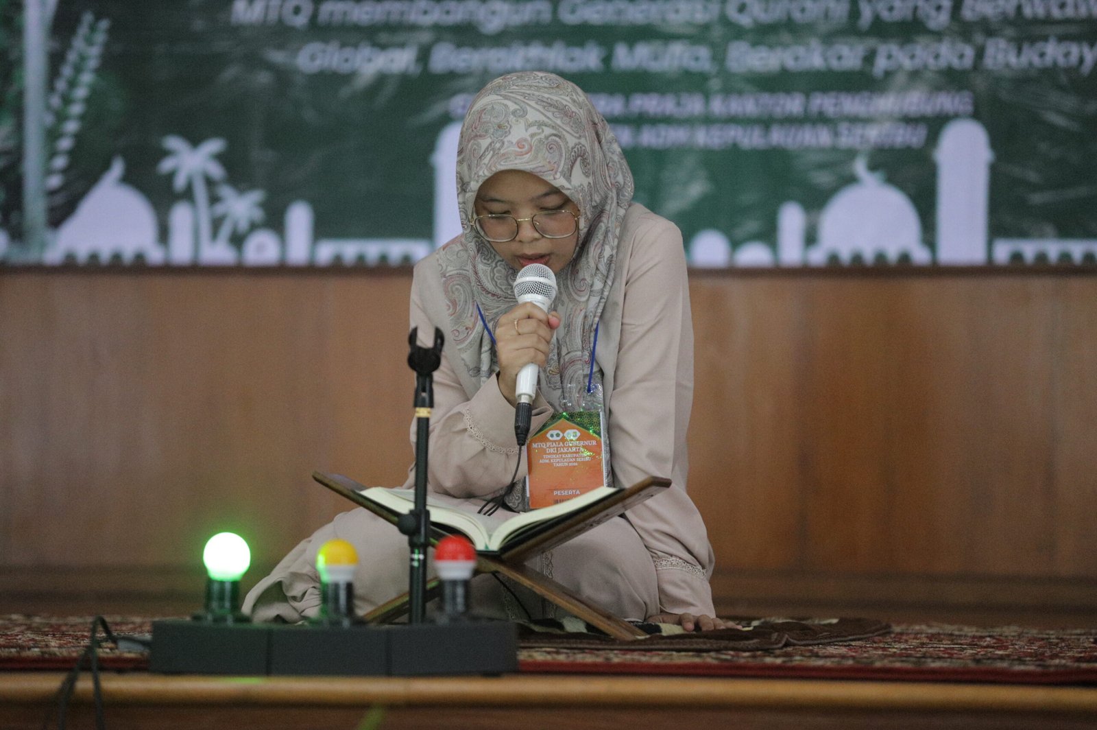 Hawrah, peserta asal Pulau Tidung, tampil pada cabang Tilawah MTQ Piala Gubernur 2026 tingkat Kabupaten Kepulauan Seribu di Gedung Mitra Praja.
