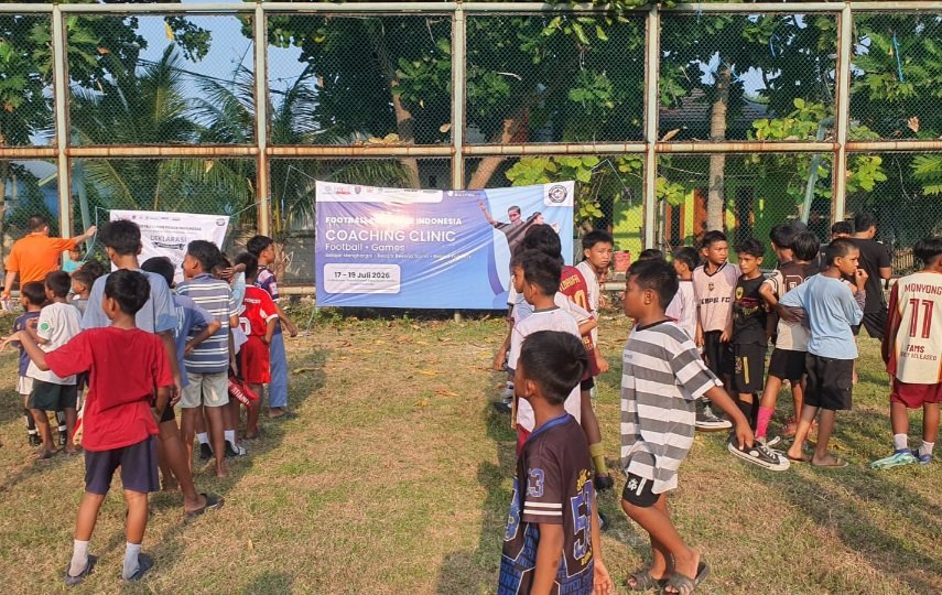 Anak-anak Kepulauan Seribu mengikuti program Football For Peace bertema anti-perundungan melalui sepak bola.
