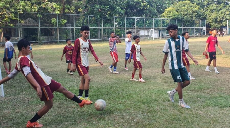 Peserta Football For Peace mengikuti coaching clinic dan permainan sepak bola di Kepulauan Seribu.