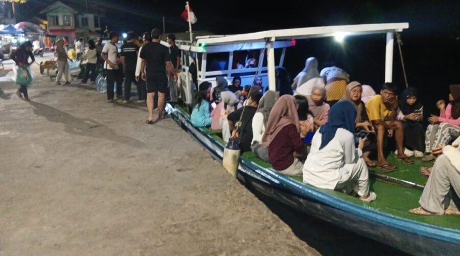 Warga Pulau Panggang menyeberang menggunakan kapal motor menuju Pulau Pramuka untuk menyaksikan Malam Final Abang None Kepulauan Seribu 2026.