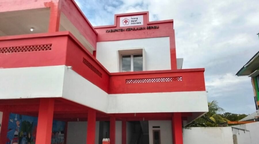 Gedung Markas PMI Kepulauan Seribu di Pulau Untung Jawa digunakan sementara sebagai lokasi pelaksanaan Salat Jumat selama Masjid Al-Ikhsan menjalani rehabilitasi.