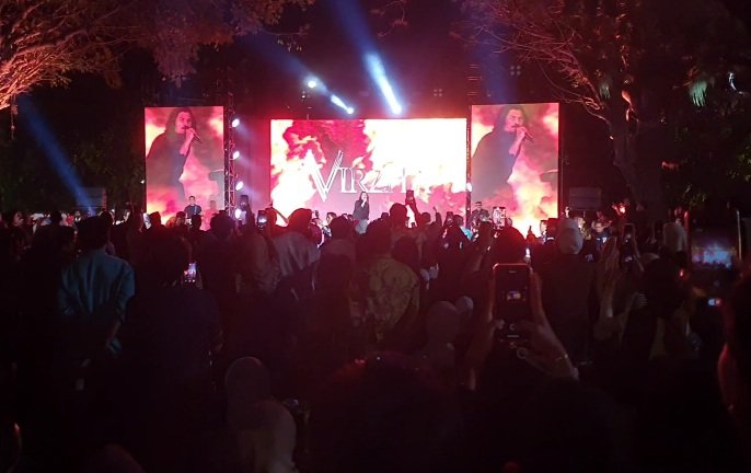 Ribuan penonton bernyanyi bersama saat konser Virzha di Malam Abang None Kepulauan Seribu.