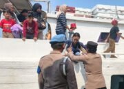 Ulurkan Tangan untuk Penumpang, Polisi Hadirkan Pelayanan Humanis di Dermaga Kepulauan Seribu