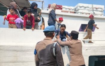 Ulurkan Tangan untuk Penumpang, Polisi Hadirkan Pelayanan Humanis di Dermaga Kepulauan Seribu