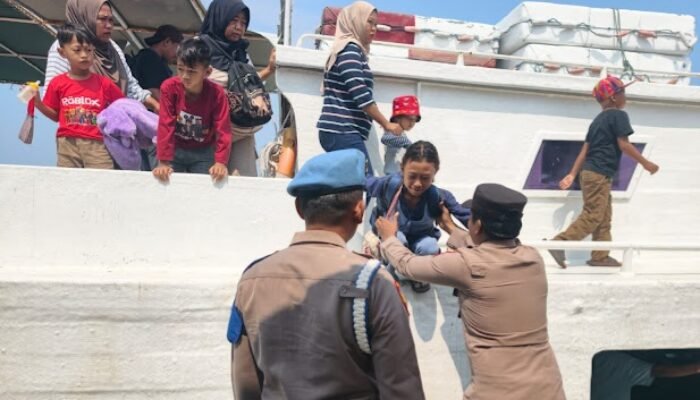 Ulurkan Tangan untuk Penumpang, Polisi Hadirkan Pelayanan Humanis di Dermaga Kepulauan Seribu