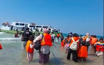 Ratusan Penumpang Panik, KM Makmur Jaya Mati Mesin dan Terdampar di Pulau Pari