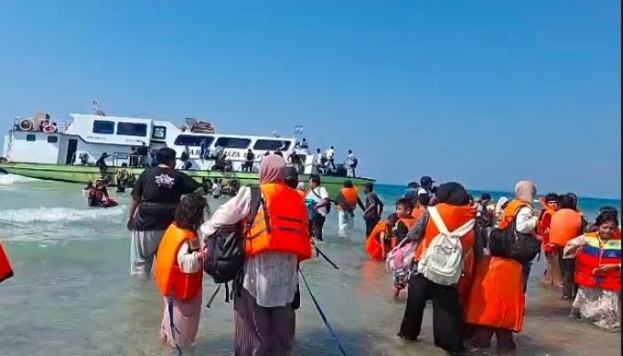 Ratusan Penumpang Panik, KM Makmur Jaya Mati Mesin dan Terdampar di Pulau Pari