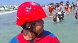 Petugas gabungan memimpin proses evakuasi ratusan penumpang KM Makmur Jaya yang kandas di perairan Pulau Pari. Seluruh penumpang berhasil dipindahkan ke lokasi aman tanpa korban jiwa. Foto: Istimewa.