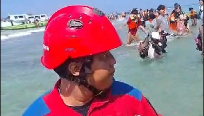 Gerak Cepat Petugas Selamatkan Penumpang KM Makmur Jaya, Evakuasi Berlangsung Bertahap