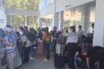 Ratusan penumpang KM Makmur Jaya yang dievakuasi berkumpul di Gedung Pelabuhan Dinas Perhubungan Pulau Pari sambil menunggu proses pendataan dan keberangkatan kapal pengganti menuju pulau tujuan. Foto: Istimewa