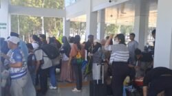 Ratusan penumpang KM Makmur Jaya yang dievakuasi berkumpul di Gedung Pelabuhan Dinas Perhubungan Pulau Pari sambil menunggu proses pendataan dan keberangkatan kapal pengganti menuju pulau tujuan. Foto: Istimewa