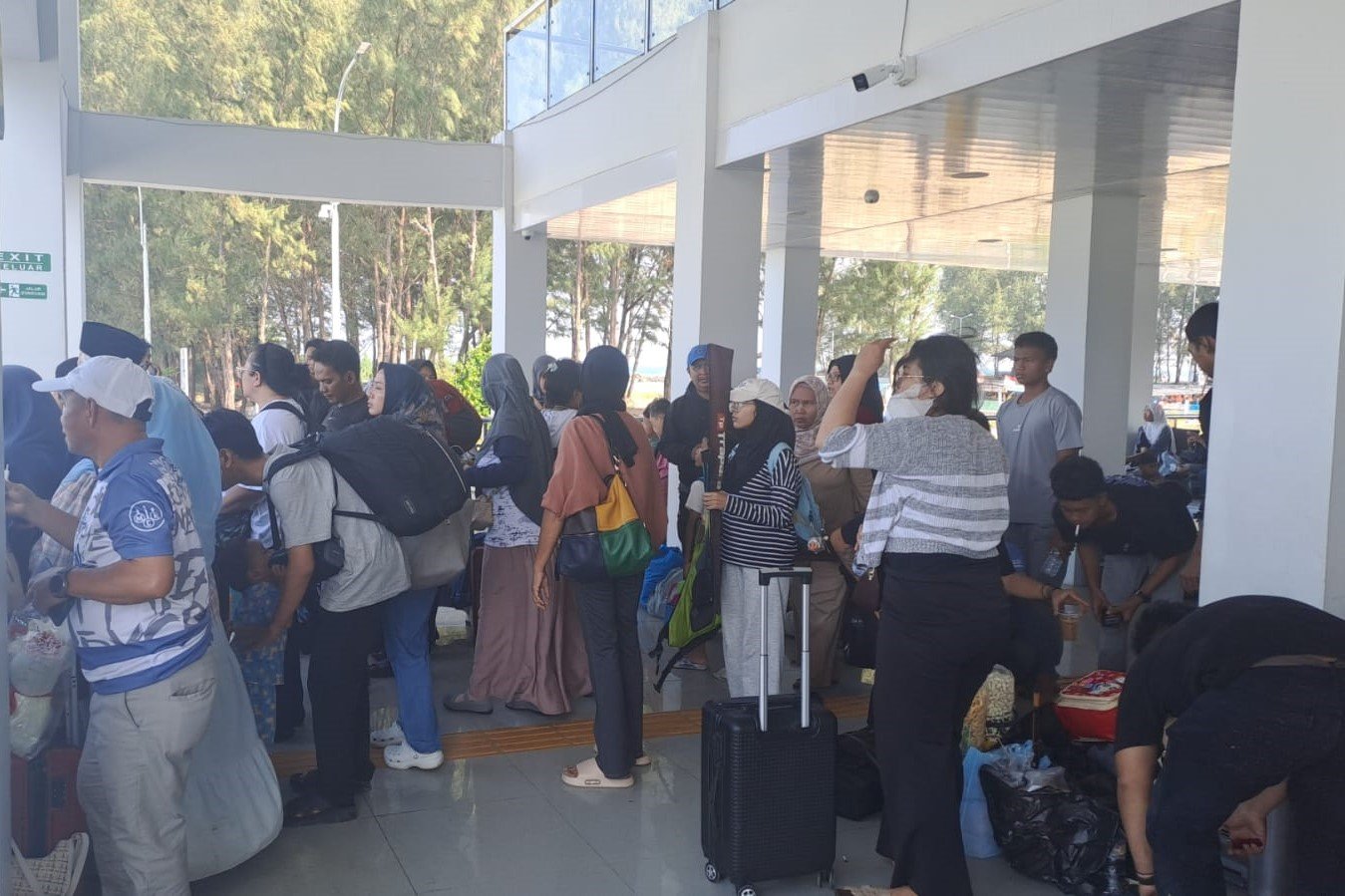 Ratusan penumpang KM Makmur Jaya yang dievakuasi berkumpul di Gedung Pelabuhan Dinas Perhubungan Pulau Pari sambil menunggu proses pendataan dan keberangkatan kapal pengganti menuju pulau tujuan. Foto: Istimewa