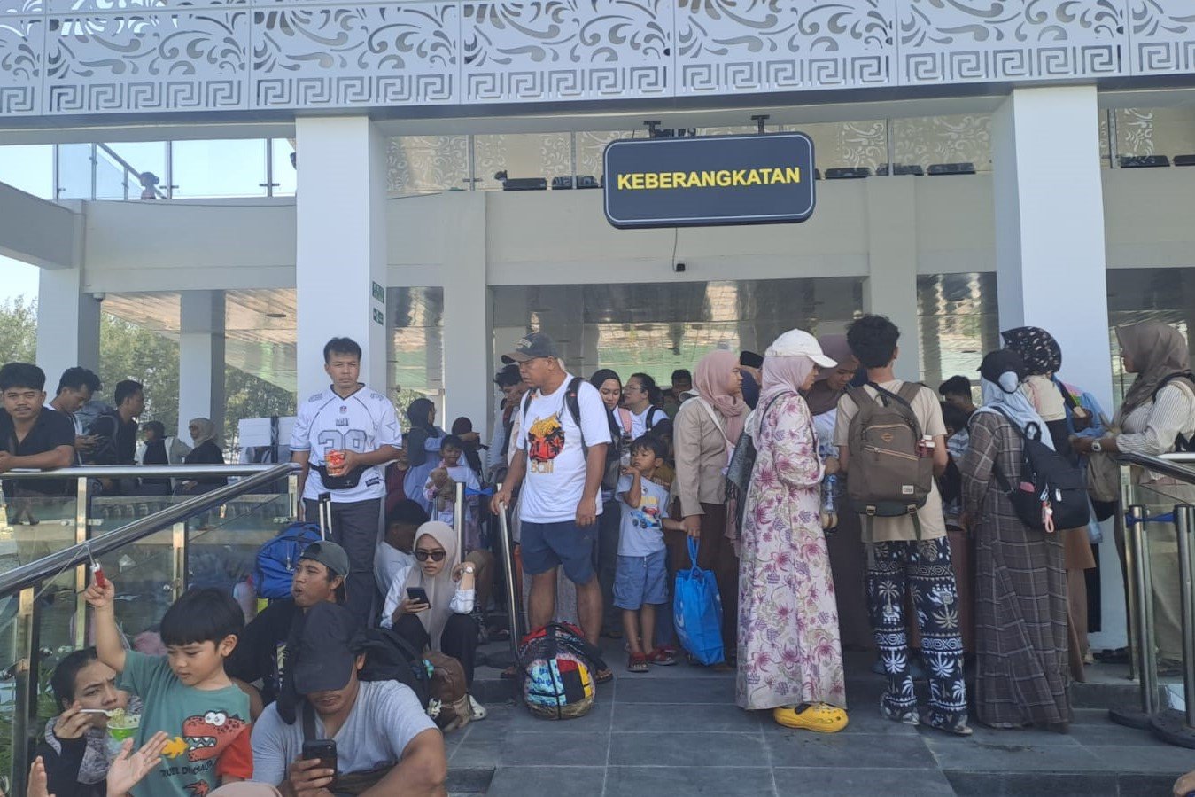 Penumpang KM Makmur Jaya menunggu evakuasi lanjutan di area keberangkatan Gedung Pelabuhan Dinas Perhubungan Pulau Pari setelah kapal mengalami mati mesin dan kandas di perairan Pulau Pari. Foto: Istimewa