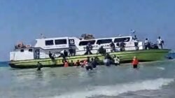 KM Makmur Jaya kandas di perairan barat Pelabuhan Pulau Pari, Kepulauan Seribu, Minggu (05/07/2026). Petugas bersama warga mengevakuasi seluruh 150 penumpang hingga seluruhnya berhasil diselamatkan tanpa korban jiwa. Foto: Istimewa