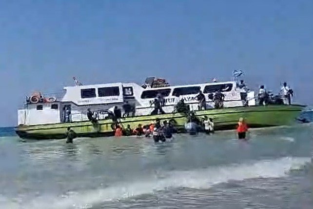 KM Makmur Jaya kandas di perairan barat Pelabuhan Pulau Pari, Kepulauan Seribu, Minggu (05/07/2026). Petugas bersama warga mengevakuasi seluruh 150 penumpang hingga seluruhnya berhasil diselamatkan tanpa korban jiwa. Foto: Istimewa