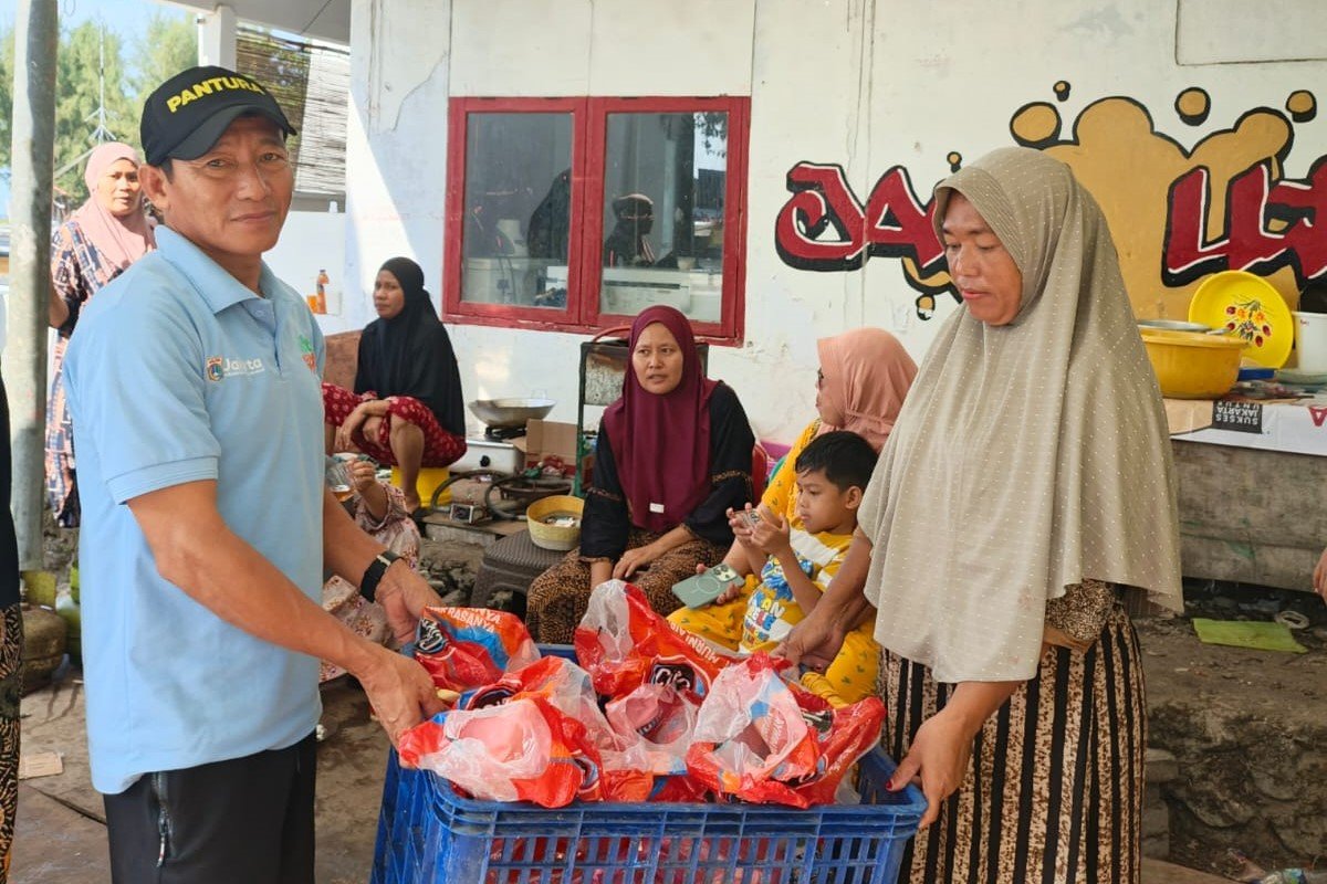 PJLP Sudin Lingkungan Hidup Kepulauan Seribu, Agung, mengedukasi warga Pulau Sabira tentang pentingnya pemilahan sampah dari sumber sekaligus membagikan kantong pemilahan sebagai bagian implementasi Instruksi Gubernur DKI Jakarta Nomor 5 Tahun 2026. Foto: Agung