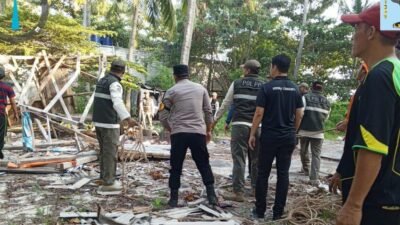 Petugas gabungan dari Satpol PP, TNI, Polri, aparatur kelurahan, dan warga melakukan pembongkaran bangunan tanpa izin di kawasan Pantai Bintang, Pulau Tidung. Penertiban dilakukan untuk mendukung penataan akses menuju destinasi wisata Jembatan Cinta. Foto: Satpol PP Kepulauan Seribu