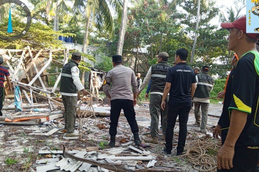 Petugas gabungan dari Satpol PP, TNI, Polri, aparatur kelurahan, dan warga melakukan pembongkaran bangunan tanpa izin di kawasan Pantai Bintang, Pulau Tidung. Penertiban dilakukan untuk mendukung penataan akses menuju destinasi wisata Jembatan Cinta. Foto: Satpol PP Kepulauan Seribu