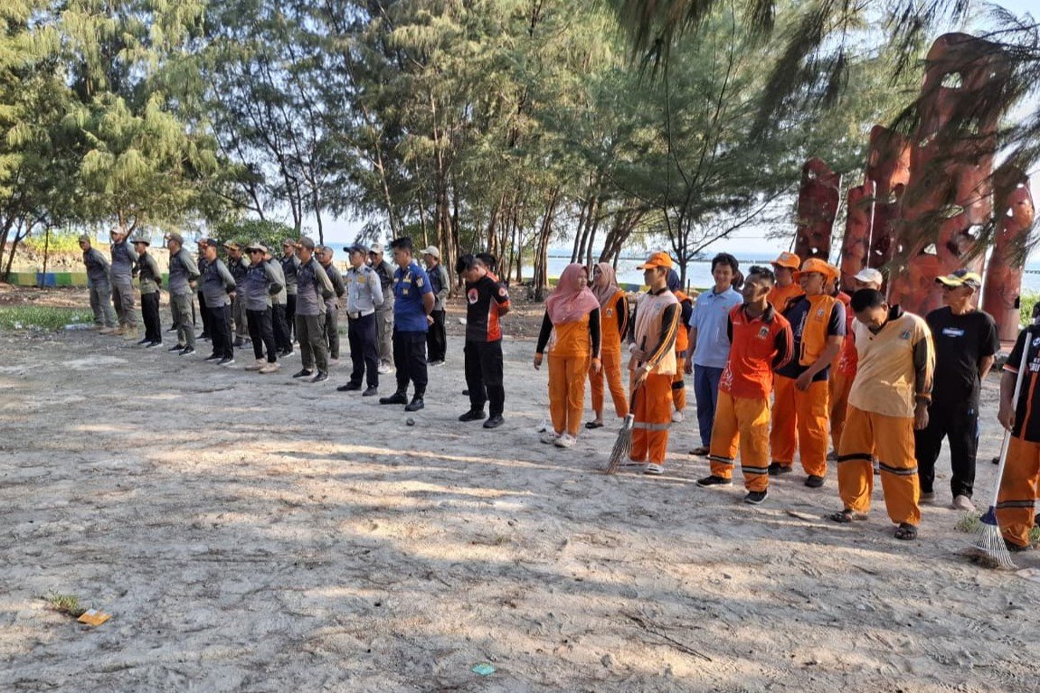 Personel gabungan dari berbagai instansi mengikuti apel sebelum melaksanakan kerja bakti membersihkan kawasan Pantai Cikaya di Pulau Karya.