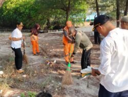 Bersihkan Pantai Cikaya, Kelurahan Pulau Panggang Gelar Kerja Bakti di Pulau Karya