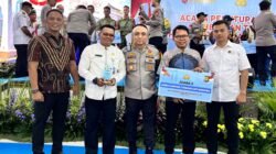 Lurah Pulau Untung Jawa menerima penghargaan Kampung Tangguh Anti Narkoba Tahun 2026 dari Polda Metro Jaya.