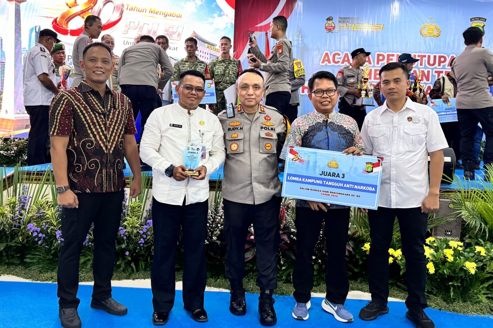 Lurah Pulau Untung Jawa menerima penghargaan Kampung Tangguh Anti Narkoba Tahun 2026 dari Polda Metro Jaya.