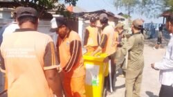 PPSU Pulau Kelapa membersihkan sampah di kawasan Pantai Pantura bersama Satpol PP.