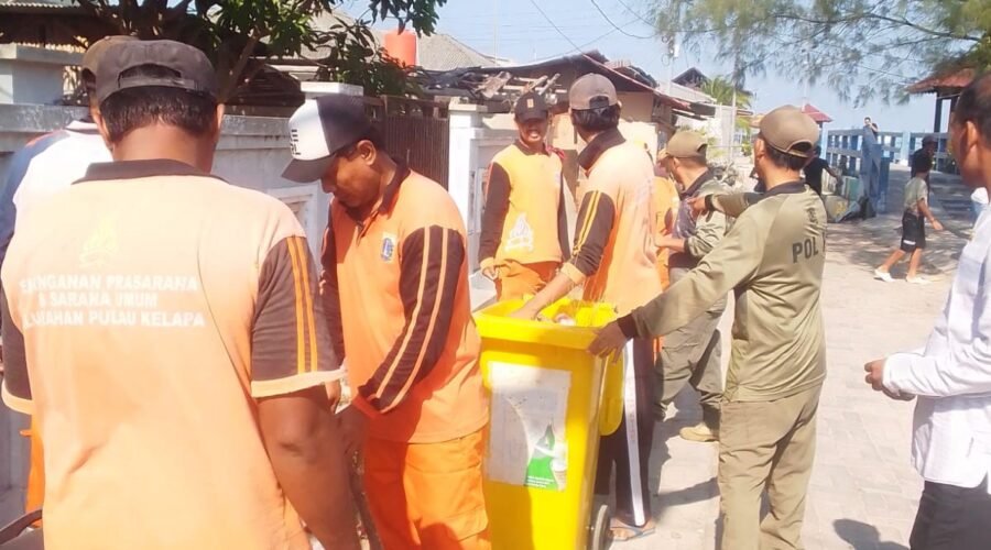 PPSU Pulau Kelapa membersihkan sampah di kawasan Pantai Pantura bersama Satpol PP.