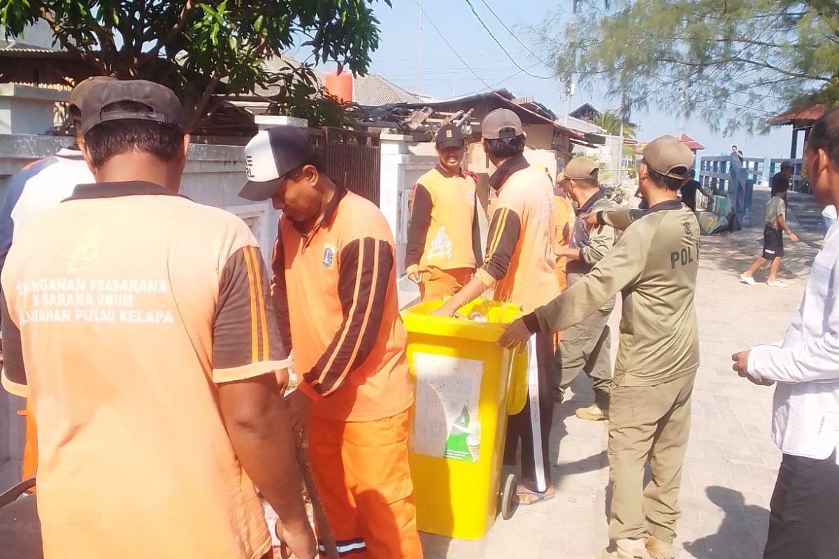 PPSU Pulau Kelapa membersihkan sampah di kawasan Pantai Pantura bersama Satpol PP.